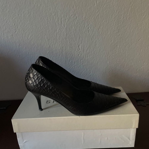 Shoe Bizz leather pumps, slightly worn inside
