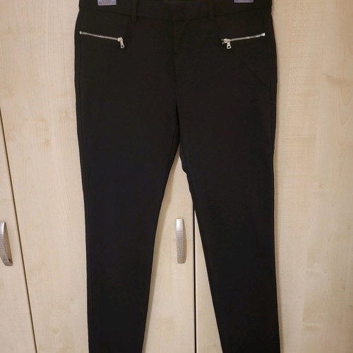 Zara low-rise pants used, size medium, with zipper pockets