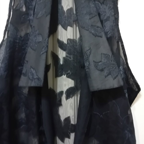 Women's sleeveless black shirt with floral pattern like new, one size