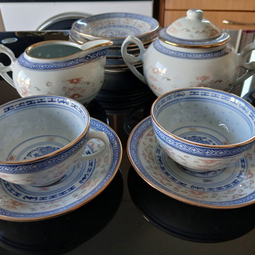 Tea set like new with teapot, creamer, sugar bowl, 5 cups and 10 saucers