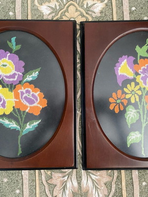 Σετ μικροί κεντημένοι πίνακες μεταχειρισμένοι με λουλούδια σε κορνίζα