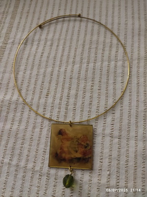 Vintage χειροποίητο κολιέ τύπου choker με τετράγωνο μενταγιόν και πράσινη χάντρα