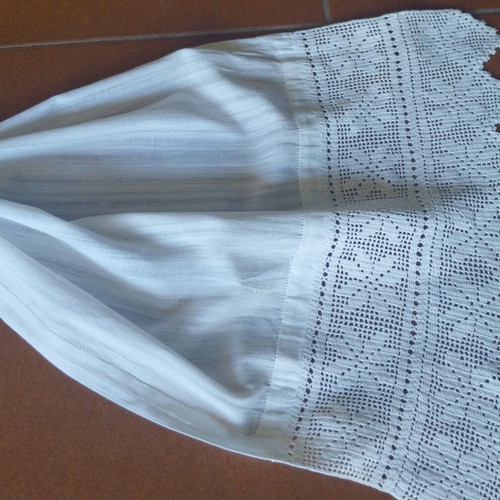 Vintage Love Tsevres table linens like new with lace edging