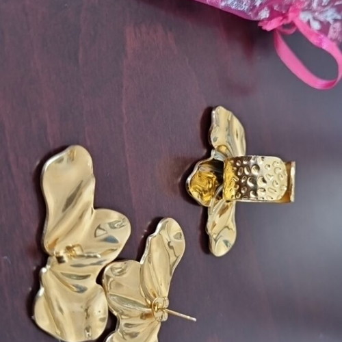 Jewelry set like new, ring and matching earrings