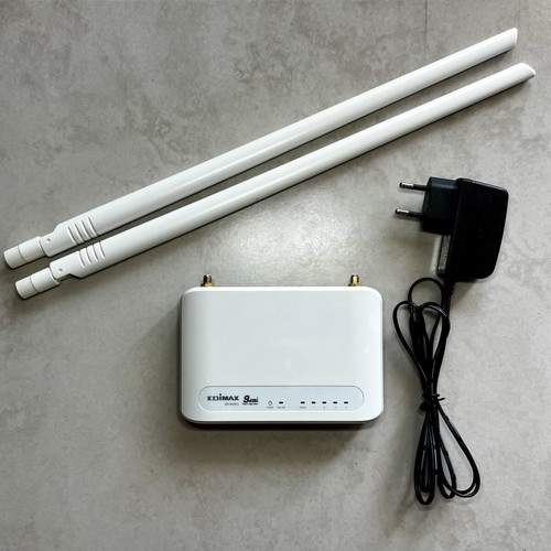 Edimax BR-6428nC N300 Wi-Fi Router used with detachable antennas