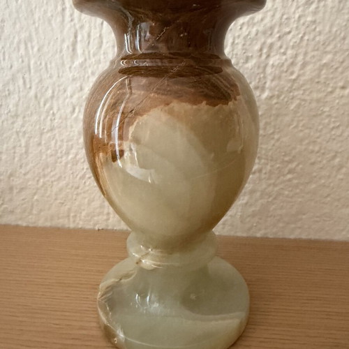 Onyx vase with marble-like surface and beautiful design, like new