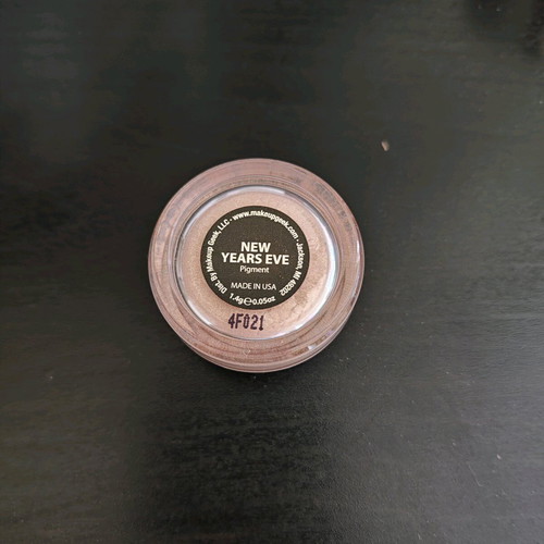 Makeup Geek pigment New Year's Eve shade like new, light beige with glitter