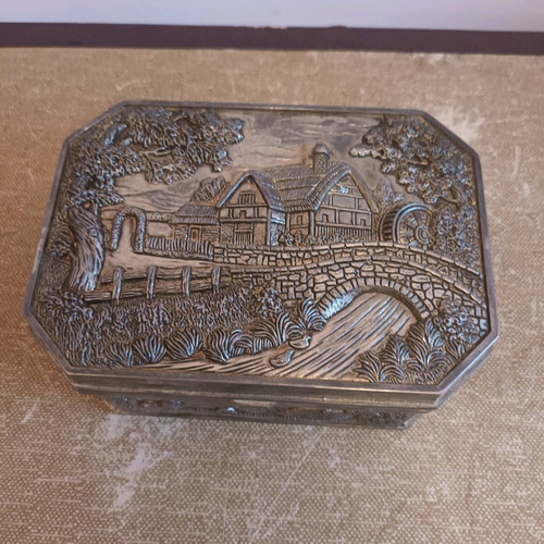 Embossed jewelry box 15x10x6 cm like new