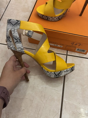 Nikki Me high-heeled sandal new, gray and yellow