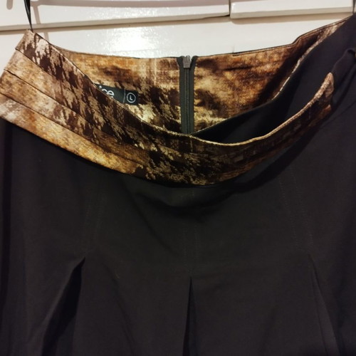 Ice short skirt used, brown with integrated belt M-L
