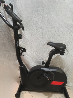 Ποδήλατο Cardio σαν καινούργιο με θέση για τάμπλετ και ρυθμιζόμενο κάθισμα
