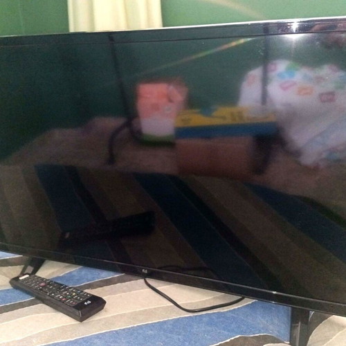 F&U 32" LED TV used with remote and screen issue