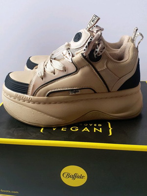 Sneaker Buffalo κρεμ/μαύρο σαν καινούργιο, μέγεθος 37