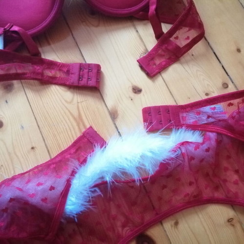 VRS 80C bra and garter set with hearts and feathers