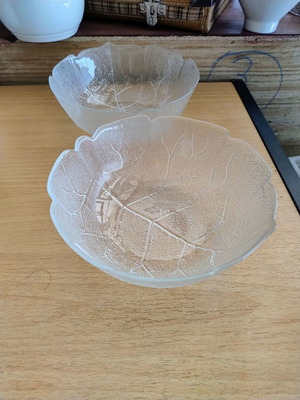 Arcoroc France set of 2 small Aspen Leaf glass bowls