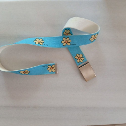 Fabric belt with daisy pattern like new, adjustable metal clip