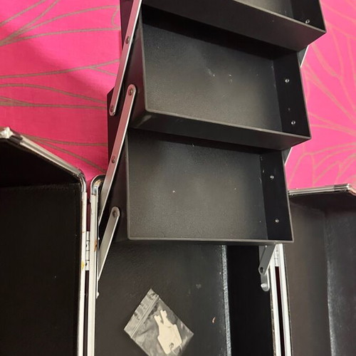 Aesthetic case like new for carrying nail polish and hairdressing items