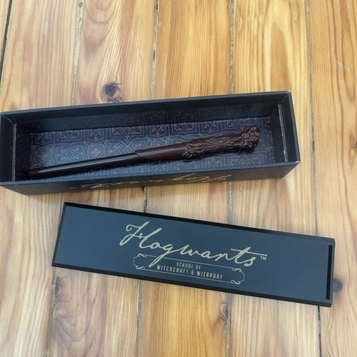 Harry Potter collectible wand like new with stand