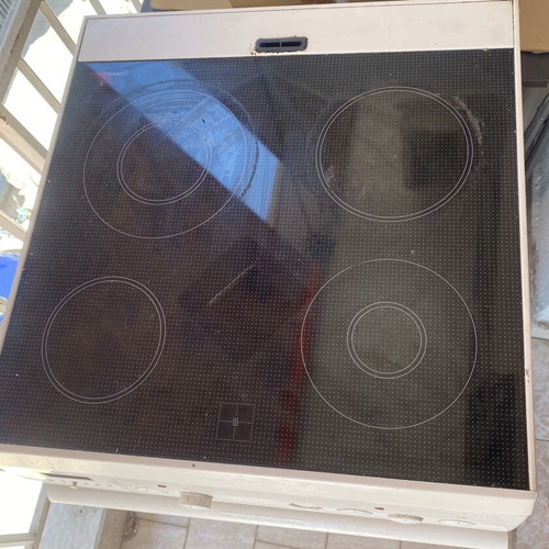 Oven used, fully functional, one stove eye not working