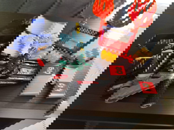 Hot wheels πίστα με άλματα και νικητές
