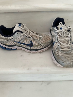 Nike men's athletic shoes used, size 42, white and blue