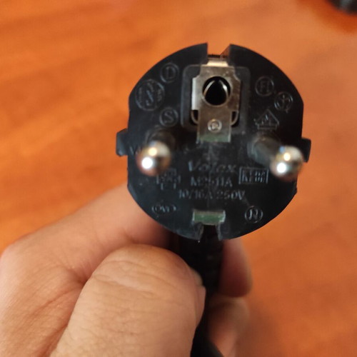 Volex M2511A power cable like new with IEC C13 and Schuko connectors