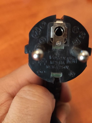 Volex M2511A power cable like new with IEC C13 and Schuko connectors