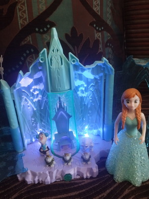 Disney Frozen castle playset with figures and lighting