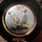  πιάτο συλλεκτικό Ιαπωνίας με φόντο από ασήμι και γύρω-γύρω χρυσό περιορισμένης έκδοσης