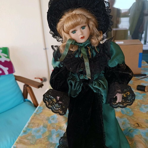 Porcelain doll like new, height 0.46 meters