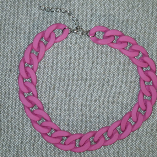 Fuchsia plastic matte chain like new, length 45 cm