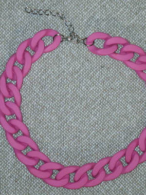 Fuchsia plastic matte chain like new, length 45 cm