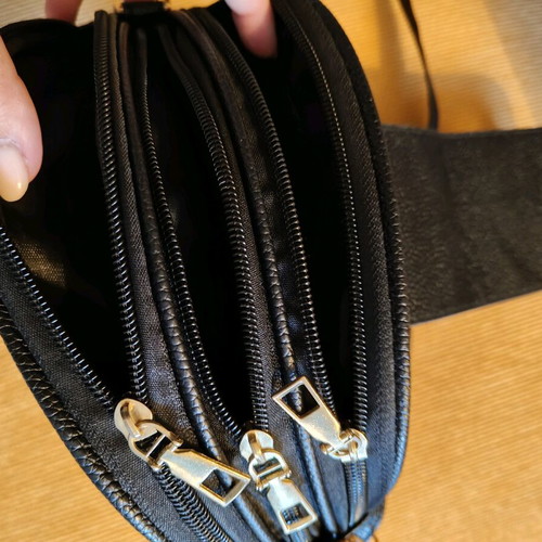 Black crossbody bag like new with 3 compartments