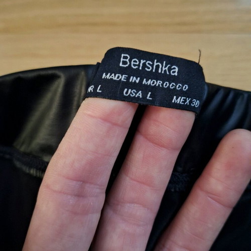 Bershka short leather leggings black like new, size L