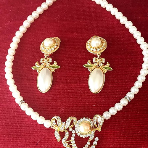 Necklace and earrings set with white pearls like new