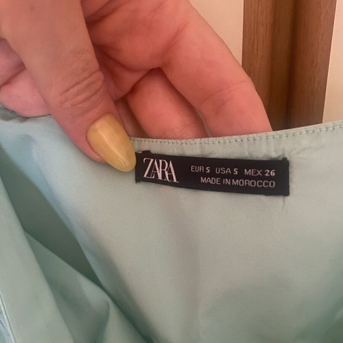 Zara blouse like new, turquoise, short with ruffle and zipper