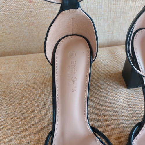 Sixth sens black sandal size 40 like new