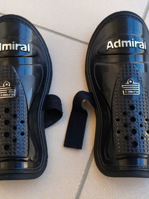 Детски протектори за прасци Admiral Slip Pro като нови
