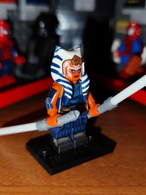Ahsoka Tano LEGO μίνι φιγούρα με δύο λευκά φωτόσπαθα