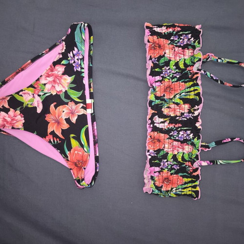 Yamamy girls' swimsuit like new, size 10 years, colorful