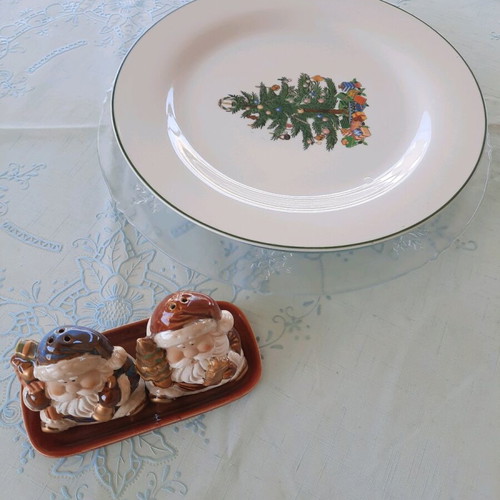 Christmas dishes like new, 3 large platters and salt-pepper set