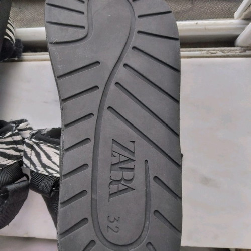 Zara sandals size 32, black