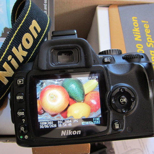 Nikon D60 DSLR Camera Kit DX Format 10.2MP with VR 18-55mm Lens like new