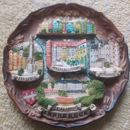 Ceramic 3d hanging plate like new