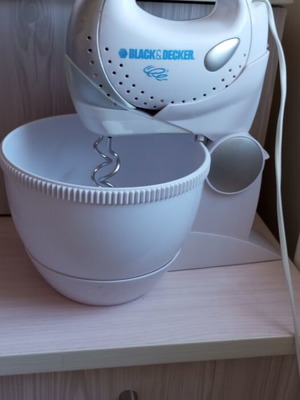 Black and Decker mixer like new, one beater broken