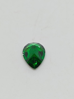 Green Laboratory Cut Stone Pear VVS1 like new