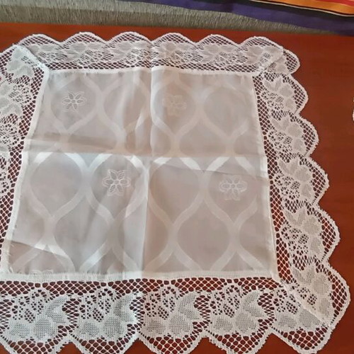 Set of 4 table linens like new, 2 squares 56x56 and 2 36x36
