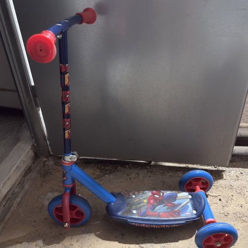 Scooter with 3 wheels Spiderman like new