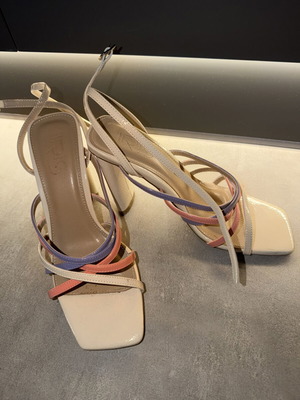Iris sandals like new, size 38, beige multicolor