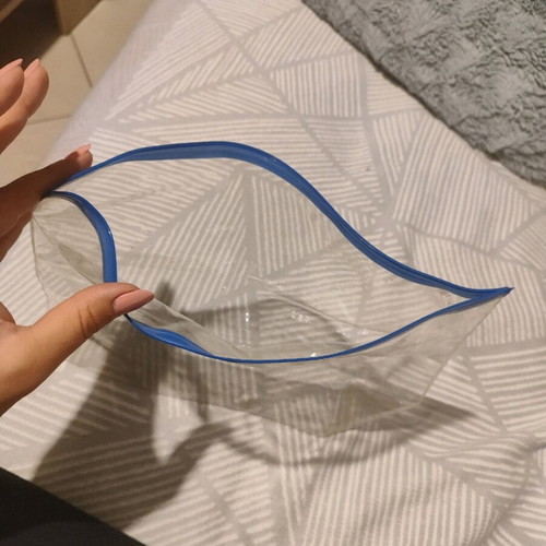 Transparent case used without zipper